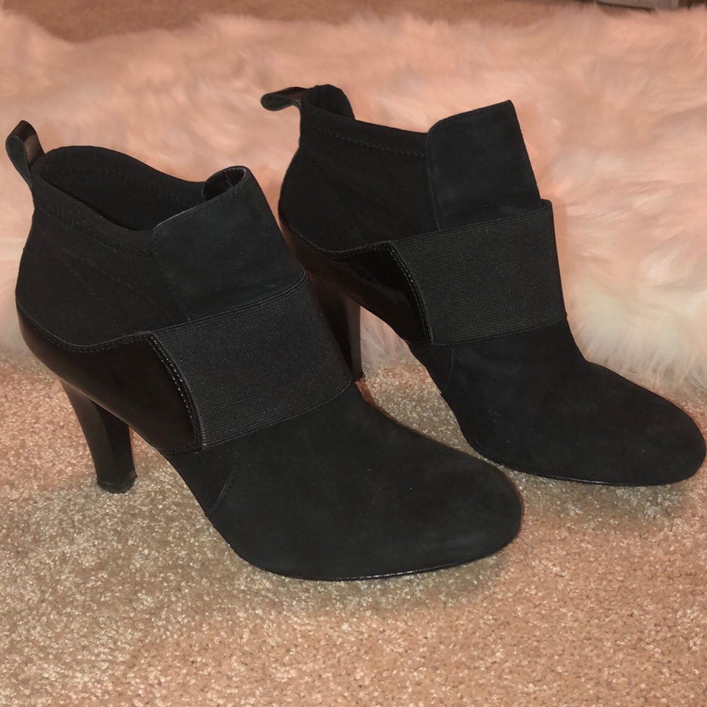 Ellen Tracy black suede & patent ankle booties